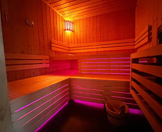 prive sauna achter de jachthut met romantische roze verlichting